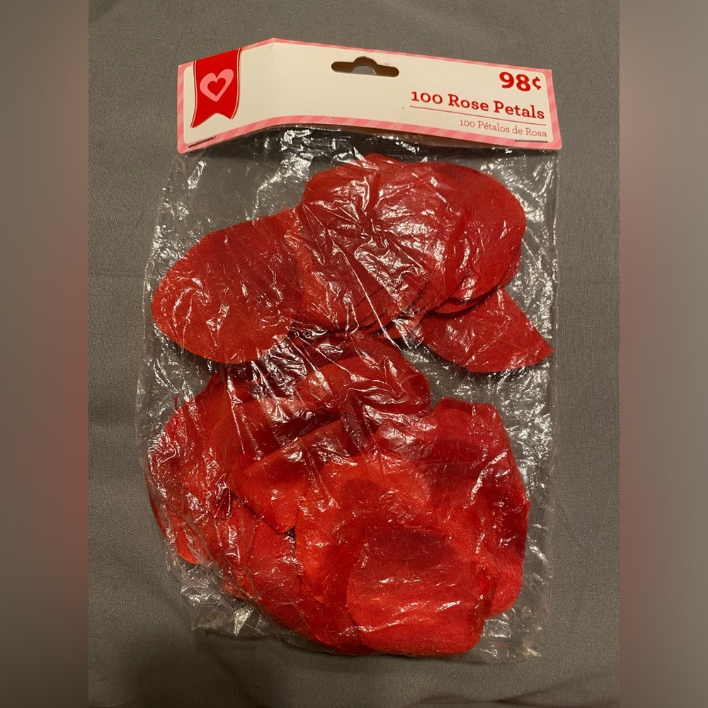 ❤️10/$10❤️ Heartfelt Fake Red Rose Petals- 100 PCS